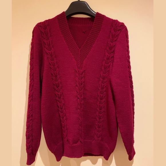 Hand-knit cable-knit wool V-Neck sweater - Picture 3 of 10